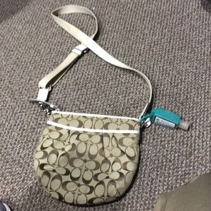 Brand new satchel purse, great for everyday wear!